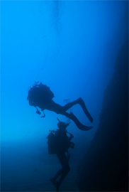 Taucher an Steilwand